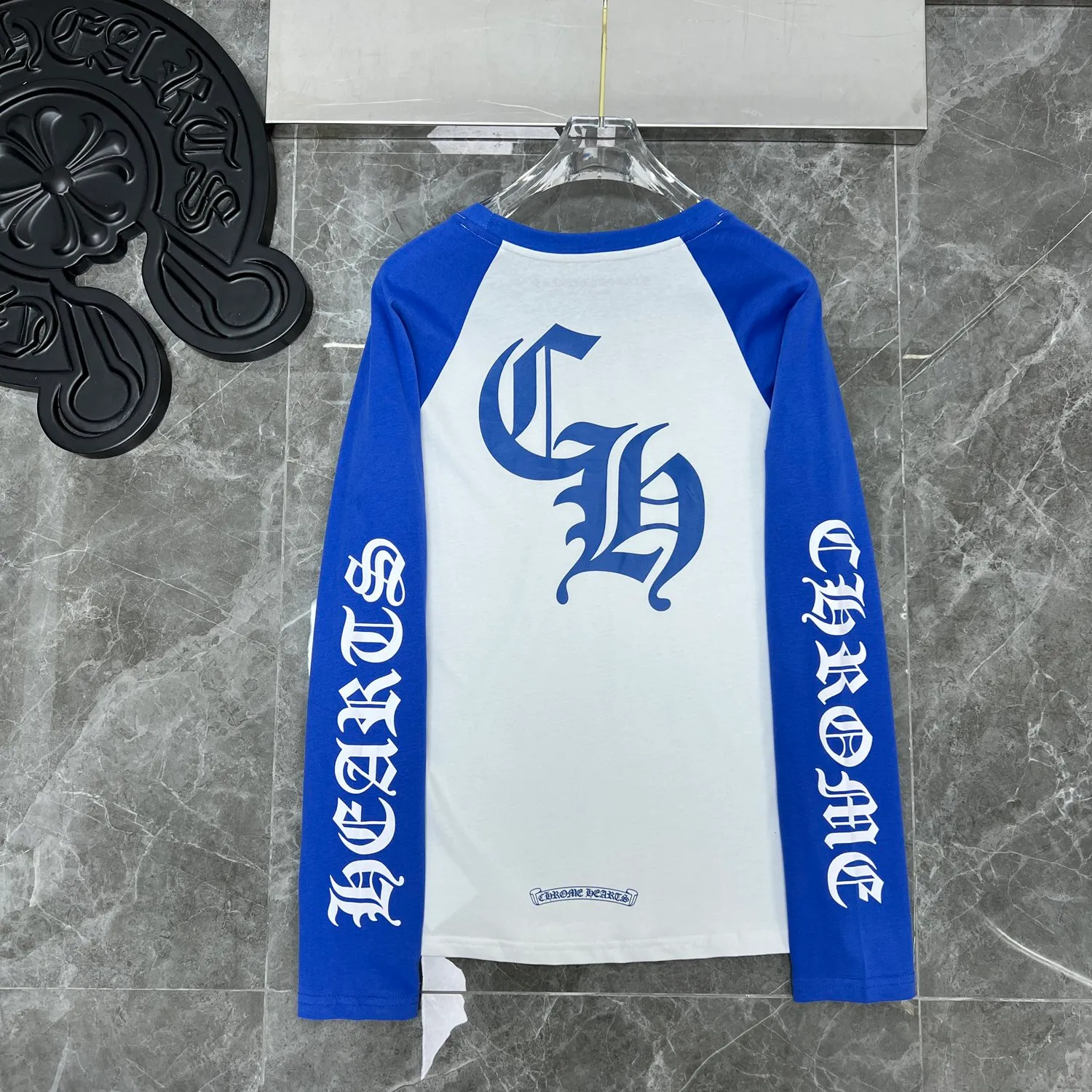 P160 Chrome Hearts🍁Long T Series🍁 Available simultaneously at counters❤️Fully upgraded fabrics! ! Crow letter horseshoe blue and white color matching raglan long-sleeved T. Printed and dyed with imported environmentally friendly glue. Re-engraved version 1:1 high weight original fabric 🌈Recommended color: blue and white color matching🌈 Size: S, M, L, XL
